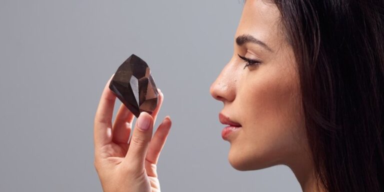 Αίνιγμα: Το μεγαλύτερο φυσικό μαύρο διαμάντι πουλήθηκε 3,75 εκατ. ευρώ σε δημοπρασία