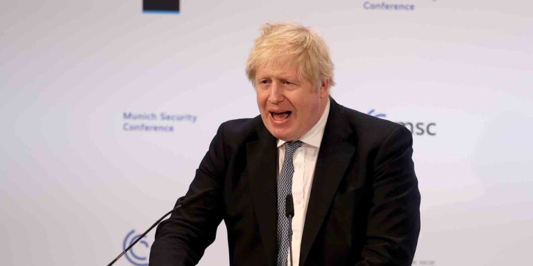 Διχασμένοι οι επιστήμονες με τις εξαγγελίες Τζόνσον – «Ανόητη» η κατάργηση των μέτρων, η πανδημία δεν έχει τελειώσει