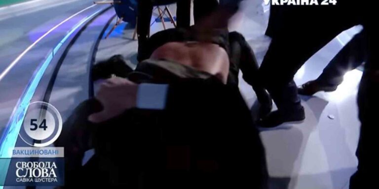 Ουκρανία: Απίστευτο ξύλο σε τηλεοπτική εκπομπή ανάμεσα σε δημοσιογράφο και φιλορώσο πολιτικό (βίντεο)