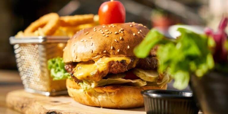 Τα 5 καλύτερα μαγαζιά για burger στην Αθήνα και τι να παραγγείλεις αν τα επισκεφτείς