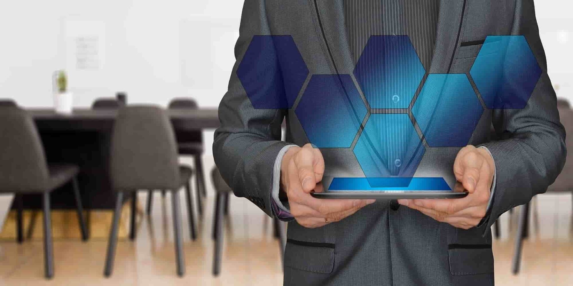 Άνδρας κρατά στα χέρια του laptop με γράφημα