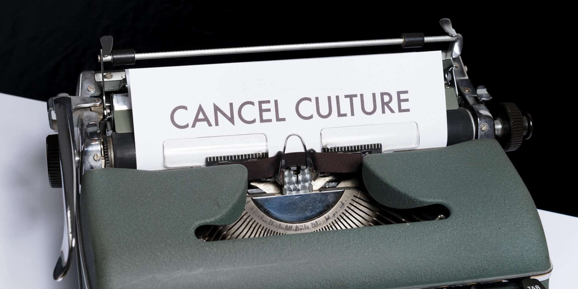 Η κουλτούρα της ακύρωσης σε γραφομηχανή που γράφει cancel culture
