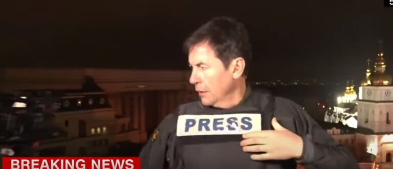 Εισβολή στην Ουκρανία: Η στιγμή που ανταποκριτής του CNN ακούει εκρήξεις στο Κίεβο και βάζει στον αέρα αλεξίσφαιρο (βίντεο)