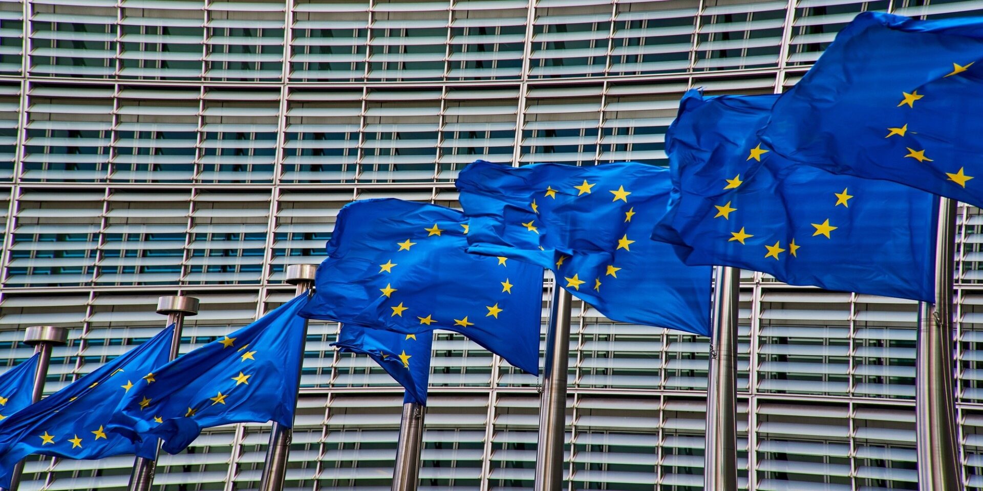 Ευρωπαϊκές σημαίες στο κτίριο της Κομισιόν
