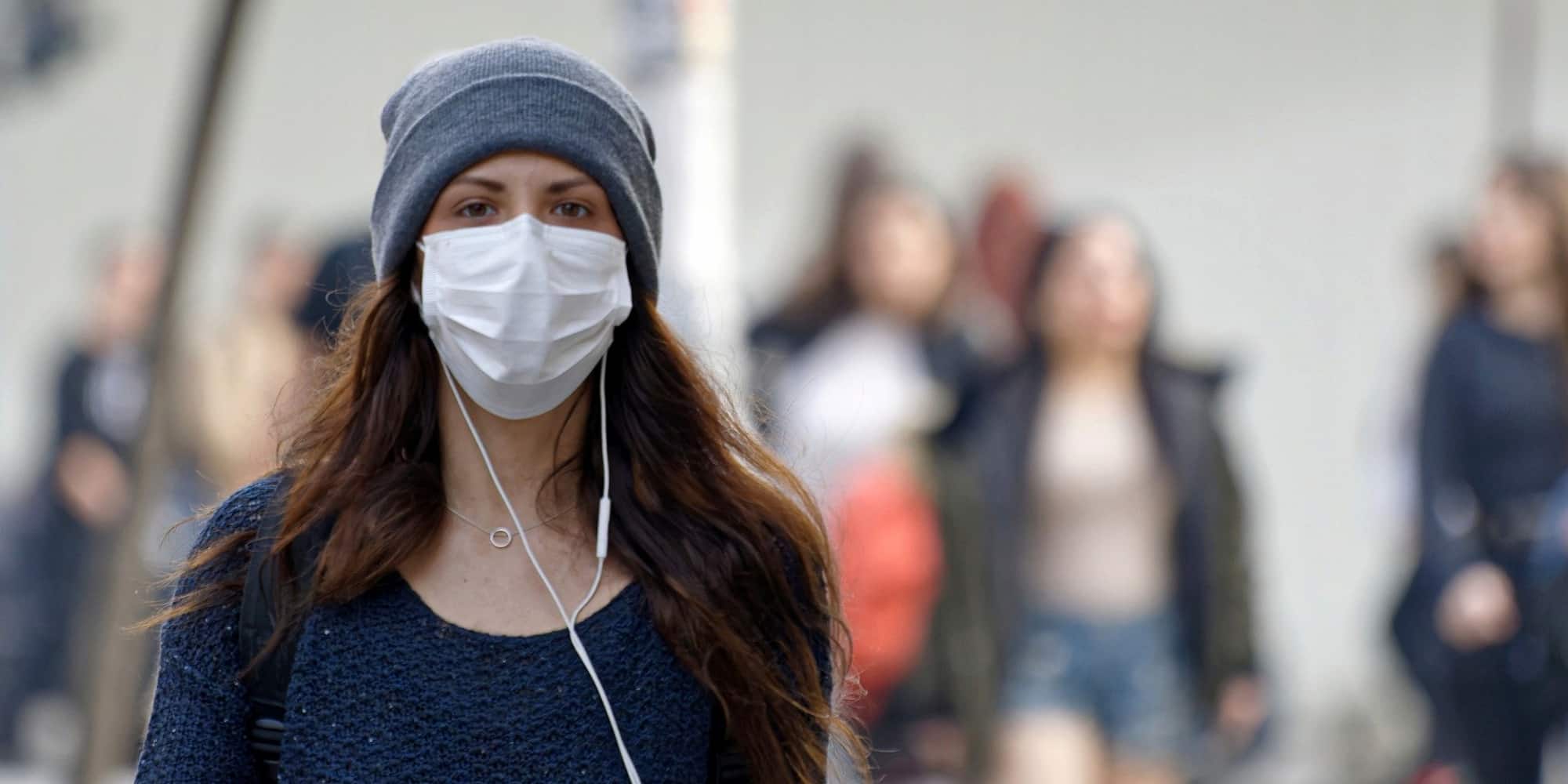 Γυναίκα με μάσκα προστασίας κατά του κορονοϊού