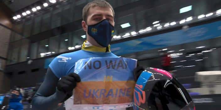 Το μεγαλείο του αθλητισμού: Ρώσος και Ουκρανός πανηγύρισαν αγκαλιά και έστειλαν το παγκόσμιο μήνυμα ειρήνης (εικόνες & βίντεο)