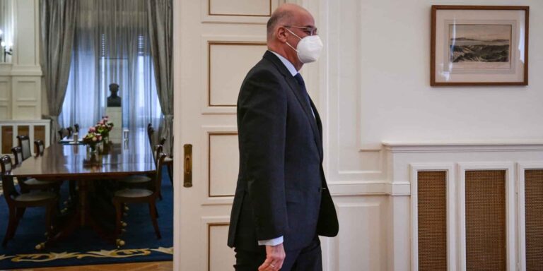 Εισβολή στην Ουκρανία: Επιστρέφει εκτάκτως στην Αθήνα ο Δένδιας