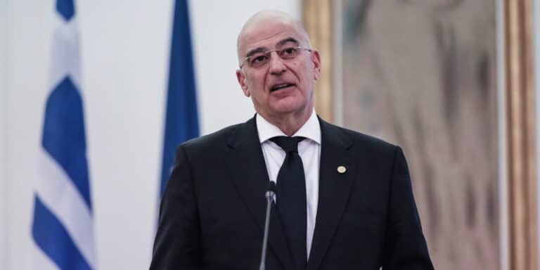 Δένδιας: «Να σταματήσουν αμέσως οι επιθέσεις στην Ουκρανία»