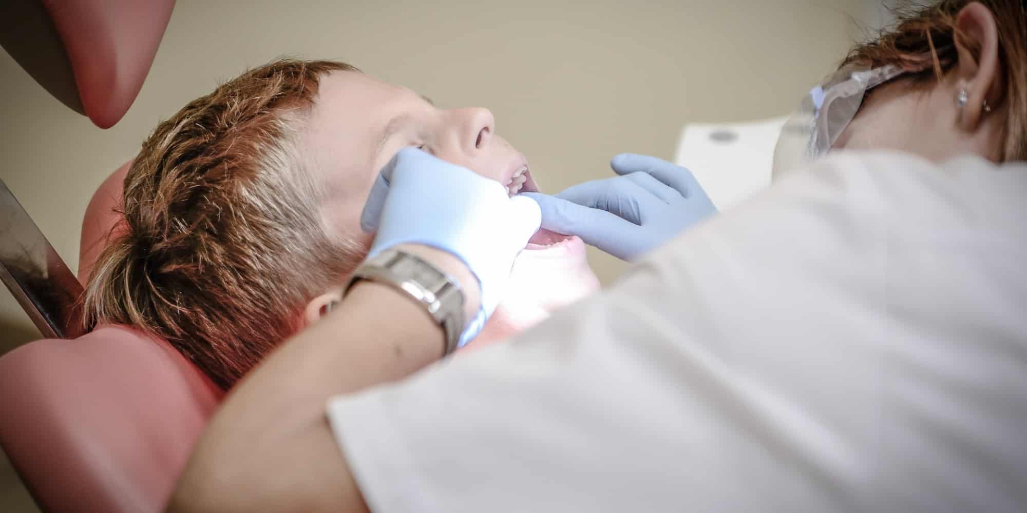 Οδοντίατρος εξετάζει παιδί