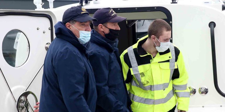 Συγκλονίζει ο Λευκορώσος επιβάτης του Euroferry Olympia: «Πείτε μου είμαι ζωντανός; Άκουγα και άλλες φωνές» – Έφτασε στην Κέρκυρα (εικόνες)