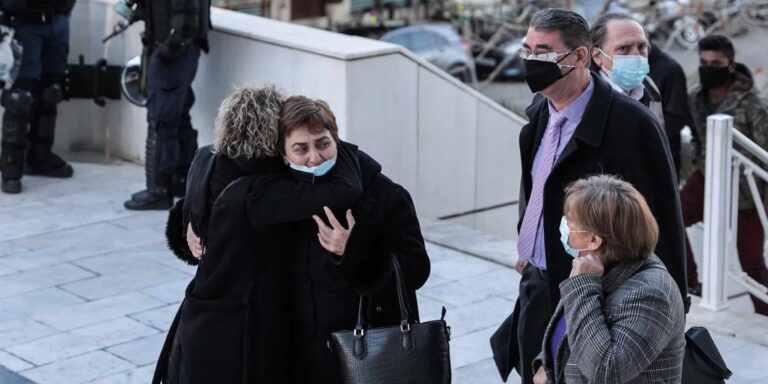 Ξέσπασε η μητέρα της Τοπαλούδη: «Από τον Θεό να το βρείτε αλήτες» – Διακοπή της δίκης για 10 Μαρτίου