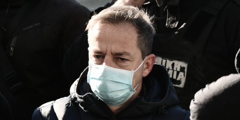 «Αλήτη, αλήτη»: Αποδοκίμασαν τον Δημήτρη Λιγνάδη έξω από τα δικαστήρια (βίντεο & εικόνες)