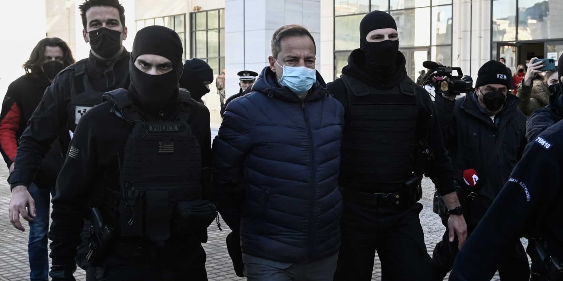 Ο Δημήτρης Λιγνάδης οδηγείται στο δικαστήριο