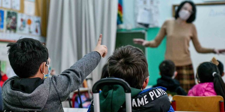 Άνω Λιόσια: Μαθητής γύρισε από το σχολείο με μια σφαίρα στα χέρια (βίντεο)