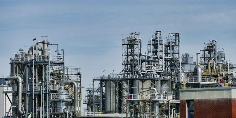 Διυλιστήρια: Έως 30 Σεπτεμβρίου οι δηλώσεις για τον έκτακτο φόρο – Οι 5 κατηγορίες δικαιούχων που θα μοιραστούν 243 εκατ. ευρώ