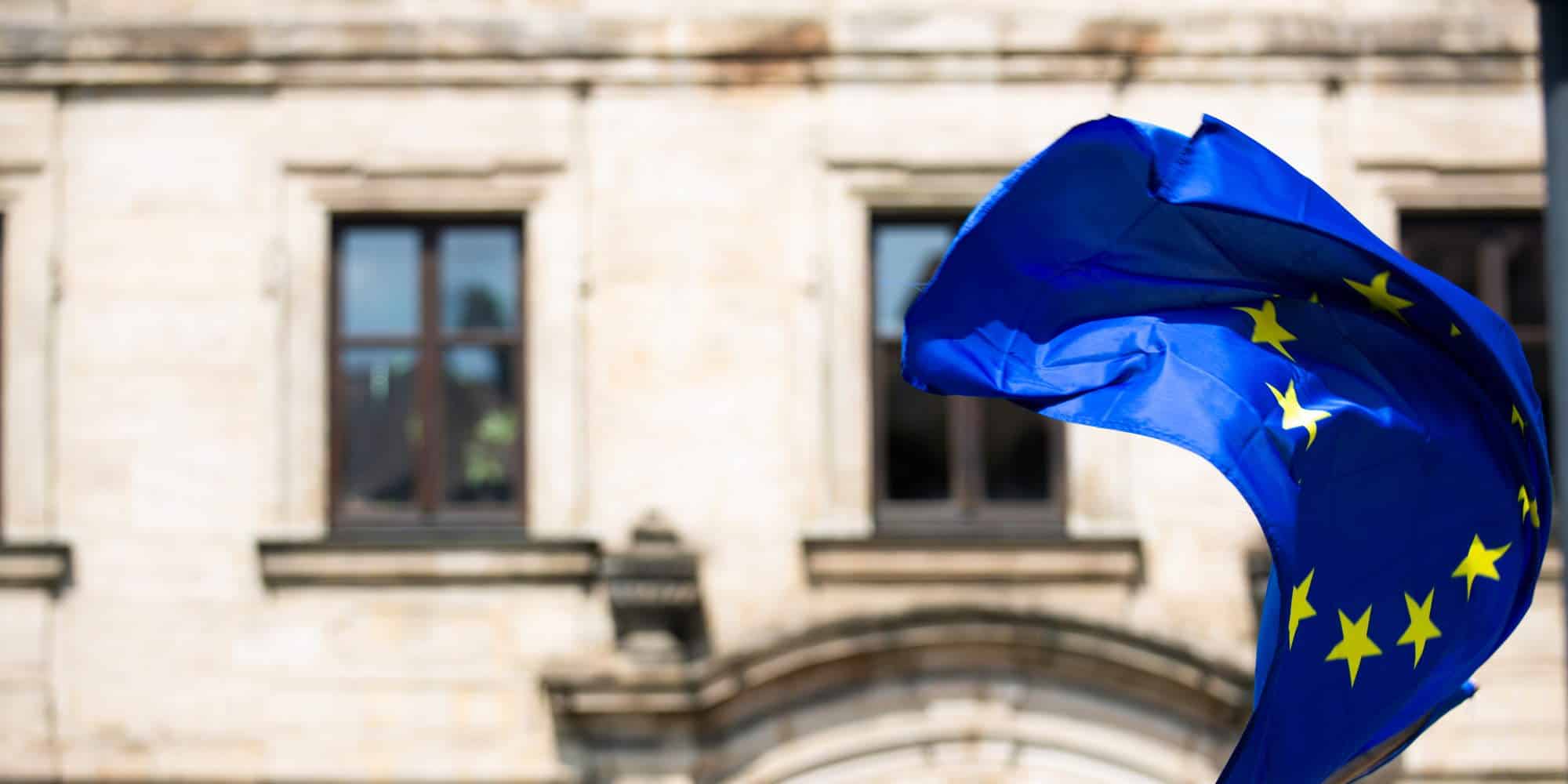 Η σημαία της ΕΕ έξω από κτίριο της Ευρώπης