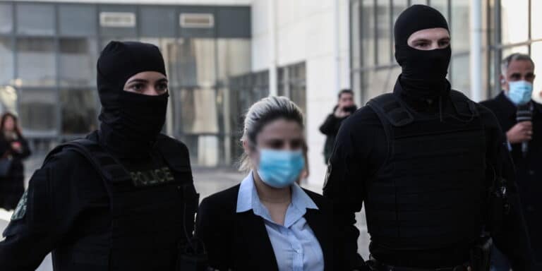 H Έφη Κακαράντζουλα «κόπηκε» από τα μεροκάματα των γυναικείων φυλακών στη Θήβα – Την έπιασαν να κλέβει ρούχα