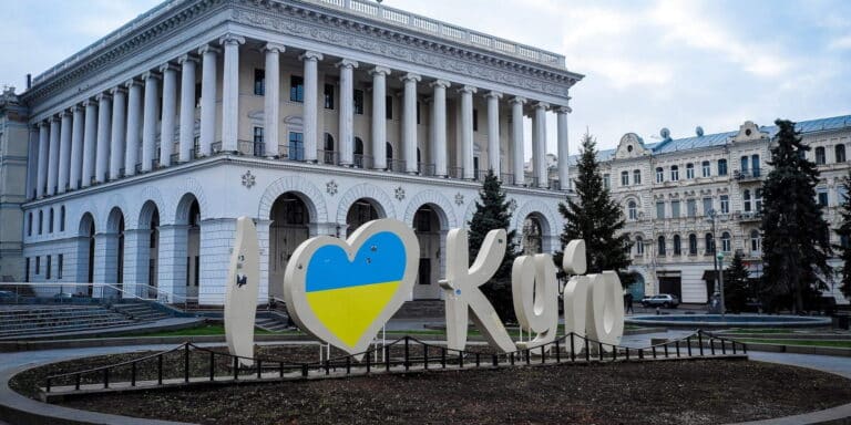 Η Ουκρανία «δεν φοβάται»! Δύση και Κίεβο βλέπουν με επιφύλαξη τις διαβεβαιώσεις του Κρεμλίνου