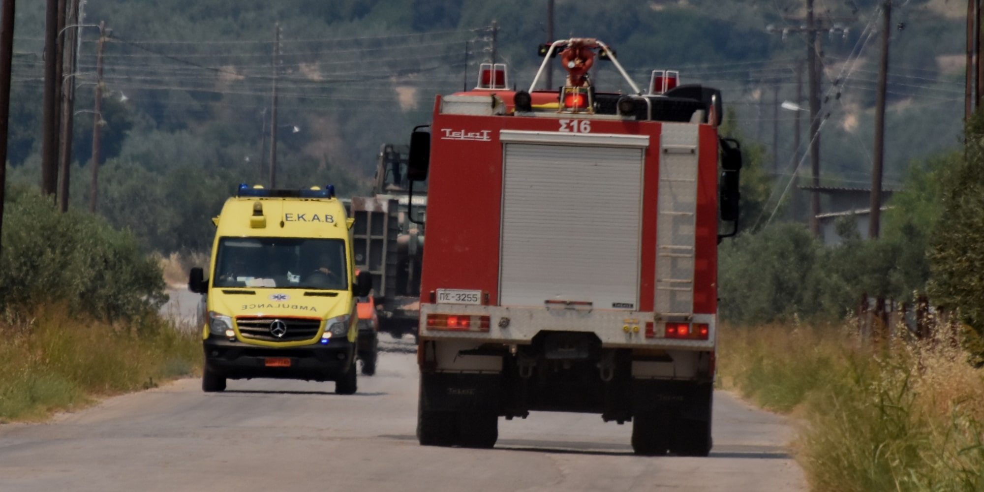 Ασθενοφόρο του ΕΚΑΒ και όχημα της Πυροσβεστικής