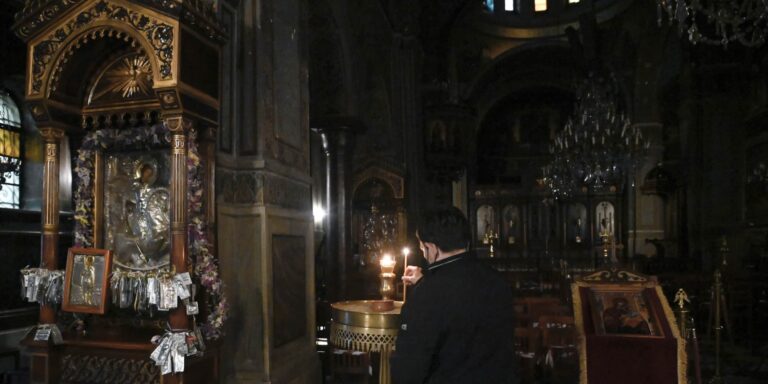 Μυτιλήνη: Σε αργία τέθηκαν έξι ιερείς που αρνούνται να εμβολιαστούν