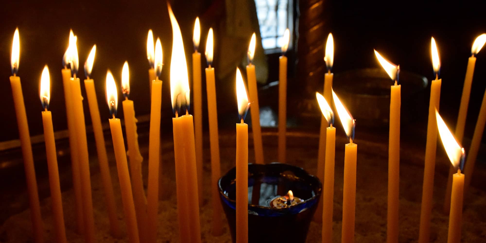 Αναμμένα κεριά στην Εκκλησία