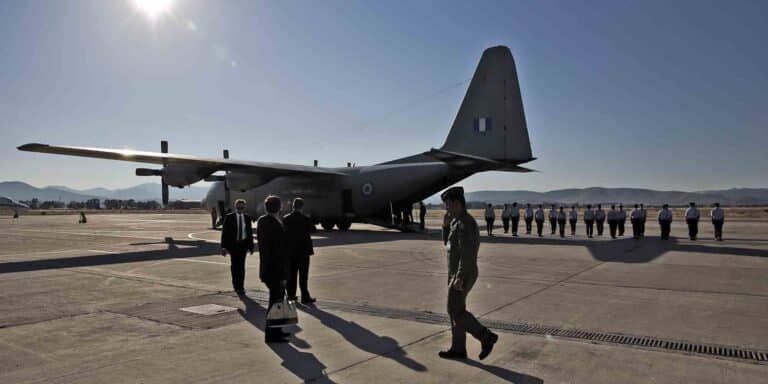 Με απόφαση Μητσοτάκη η Ελλάδα στέλνει αμυντικό υλικό με C-130 στην Ουκρανία – Φεύγει και ανθρωπιστική βοήθεια