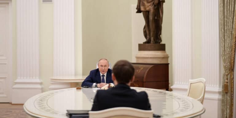 Ο Μακρόν βρήκε τον Πούτιν «λιγότερο ειρωνικό απ’ ότι συνήθως»: «Με διαβεβαίωσε πως δεν στοχεύει σε κλιμάκωση» στην Ουκρανία