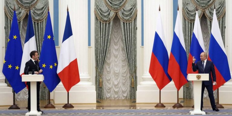 Στη Μόσχα ο Μακρόν συνάντησε ένα διαφορετικό, πιο σκληρό Πούτιν