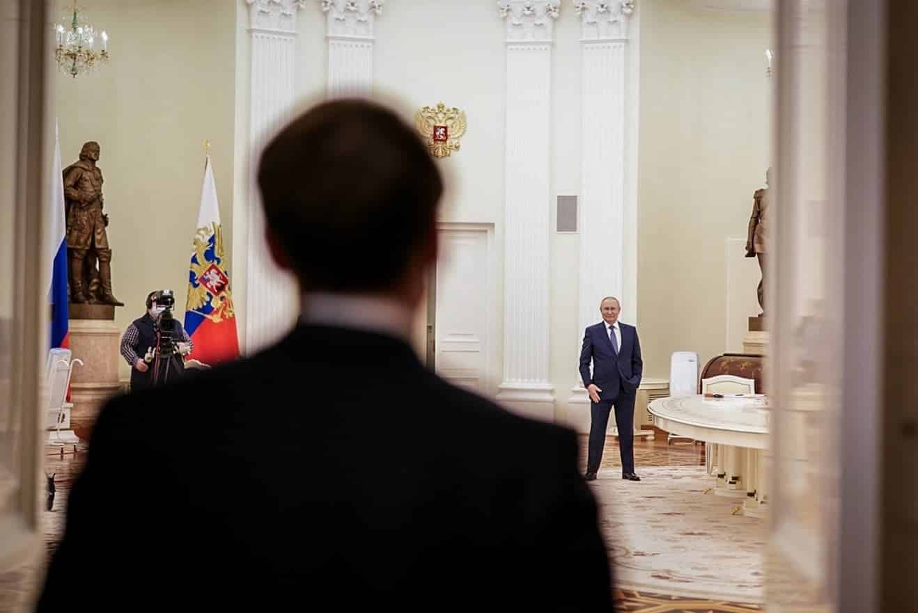 O Βλαντιμίρ Πούτιν υποδέχεται στο Κρεμλίνο τον Εμανουέλ Μακρόν