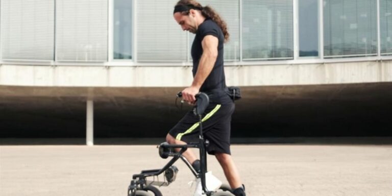 Πρώτη φορά άνδρας με πλήρη κοπή του νωτιαίου μυελού κατάφερε να περπατήσει, χάρη σε εμφύτευμα