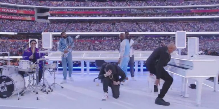 Γονάτισε στο Super Bowl ο Eminem – Αλληλεγγύη στον Κάπερνικ και διαμαρτυρία στον ρατσισμό (βίντεο)
