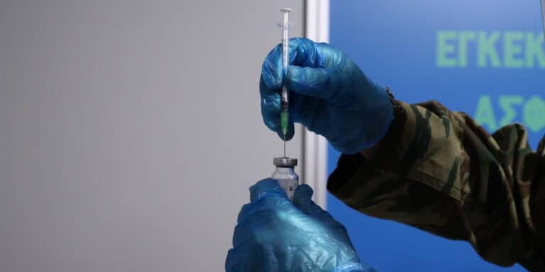 Θεμιστοκλέους: «Δεν προχωράμε σε τέταρτη δόση στο γενικό πληθυσμό»