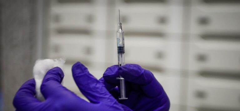 Το Ιατρείο Κοινωνικής Αποστολής παραδίδει αντιγριπικά εμβόλια