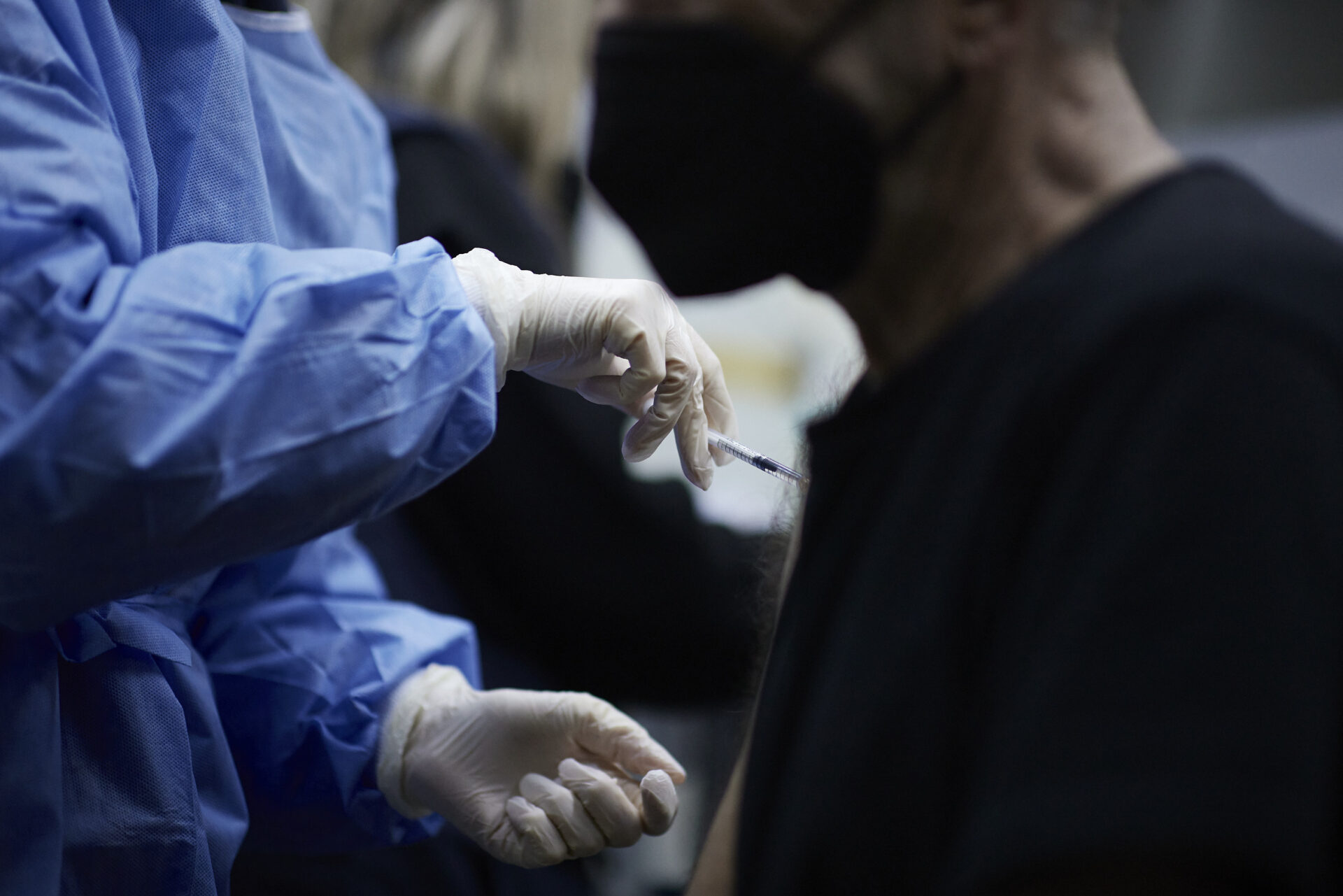 Εμβολιασμός αστέγων στον Πειραιά από τον ΕΟΔΥ