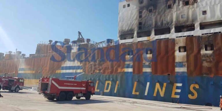 Euroferry Olympia: Εντοπίστηκε απανθρακωμένο πτώμα στο κατάστρωμα του πλοίου (εικόνες και βίντεο)