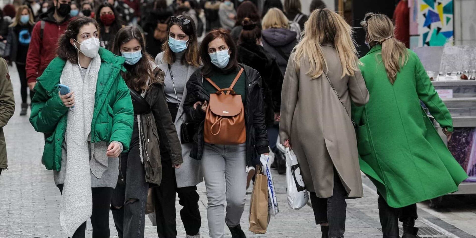 Κόσμος περπατάει με μάσκες στην Ερμού