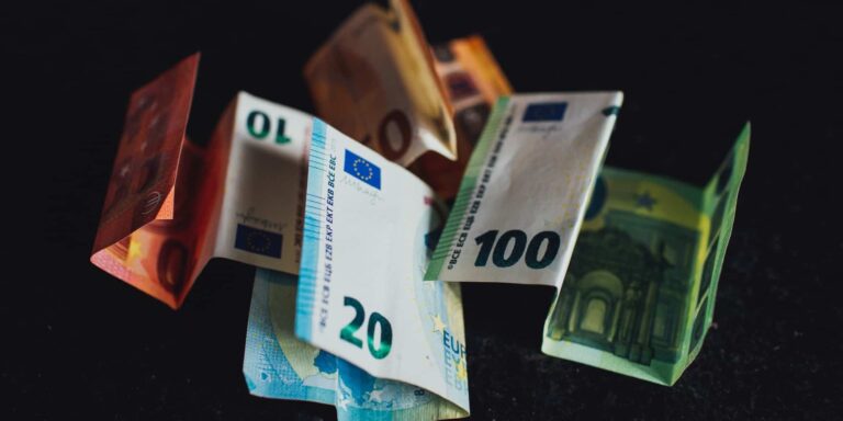 Ο «χάρτης» πληρωμής των συντάξεων από τον e-ΕΦΚΑ και τον ΟΑΕΔ