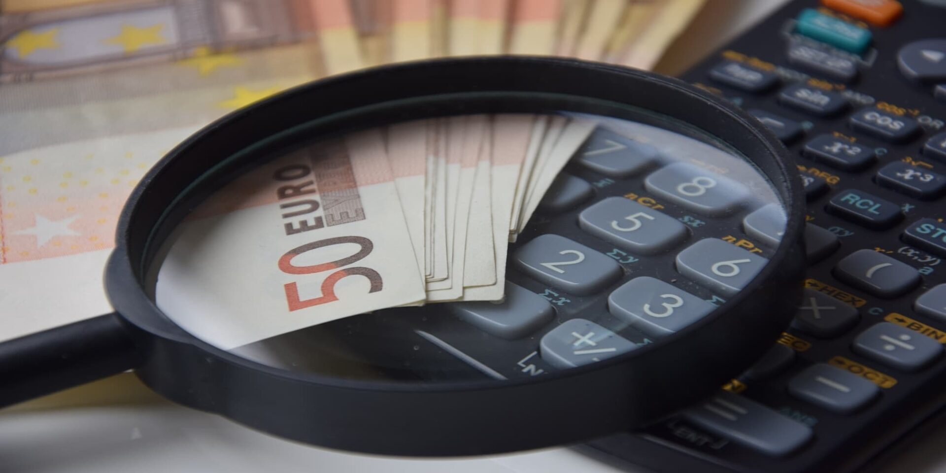 Χαρτονομίσματα, αριθμομηχανή και μεγεθυντικός φακός