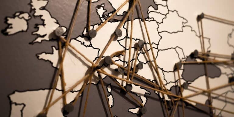 Η Ευρώπη ενεργειακός «όμηρος» ΗΠΑ και Ρωσίας – Γιατί ακριβαίνουν οι τιμές στο ρεύμα και το πετρέλαιο;