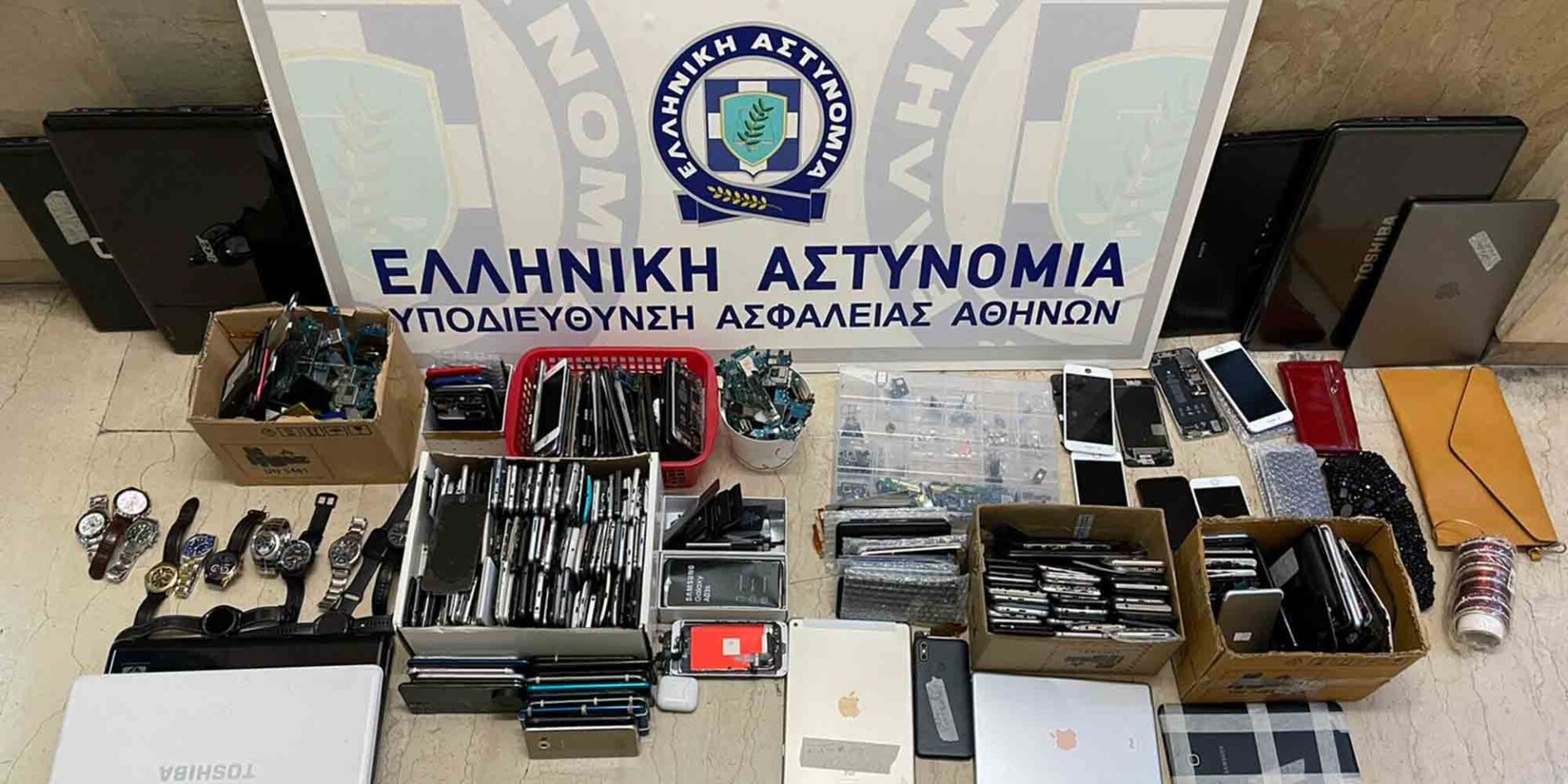 Χρήματα, πορτοφόλια, και άλλα κατάσχεσε η Αστυνομία