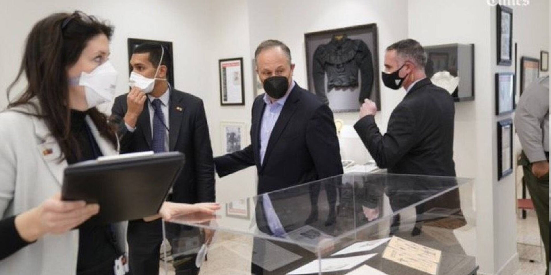 Η στιγμή που ο σύζυγος της Κάμαλα Χάρις φυγαδεύεται εκτός του σχολείου στις ΗΠΑ