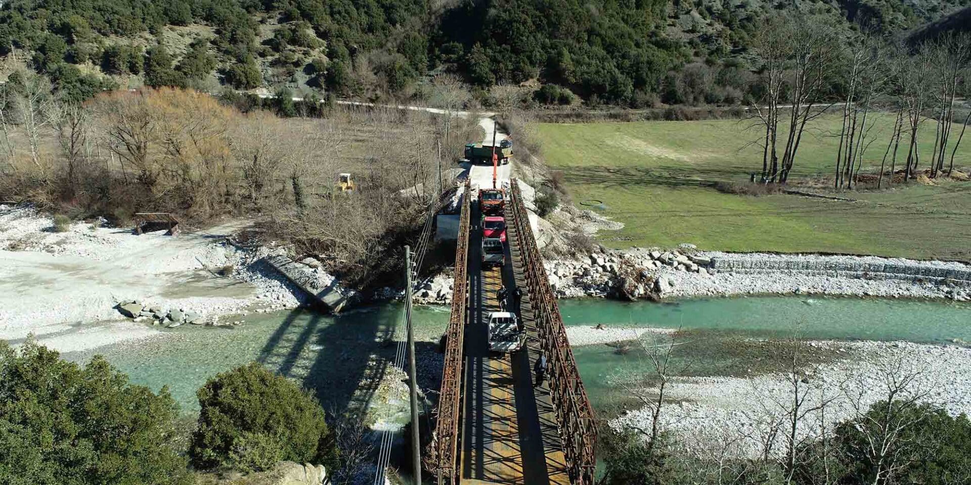 Ολοκληρώθηκε η τοποθέτηση της στρατιωτικής μεταλλικής γέφυρας τύπου BAILEY τριών ανοιγμάτων και συνολικού μήκους 50 μ. στον ποταμό Άραχθο