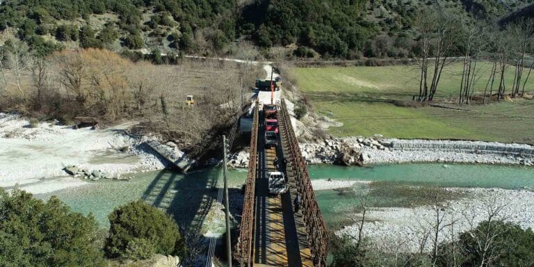 Η ΜΟΜΚΑ έστησε γέφυρα Bailey στο Μέτσοβο σε χρόνο μηδέν (βίντεο & εικόνες)