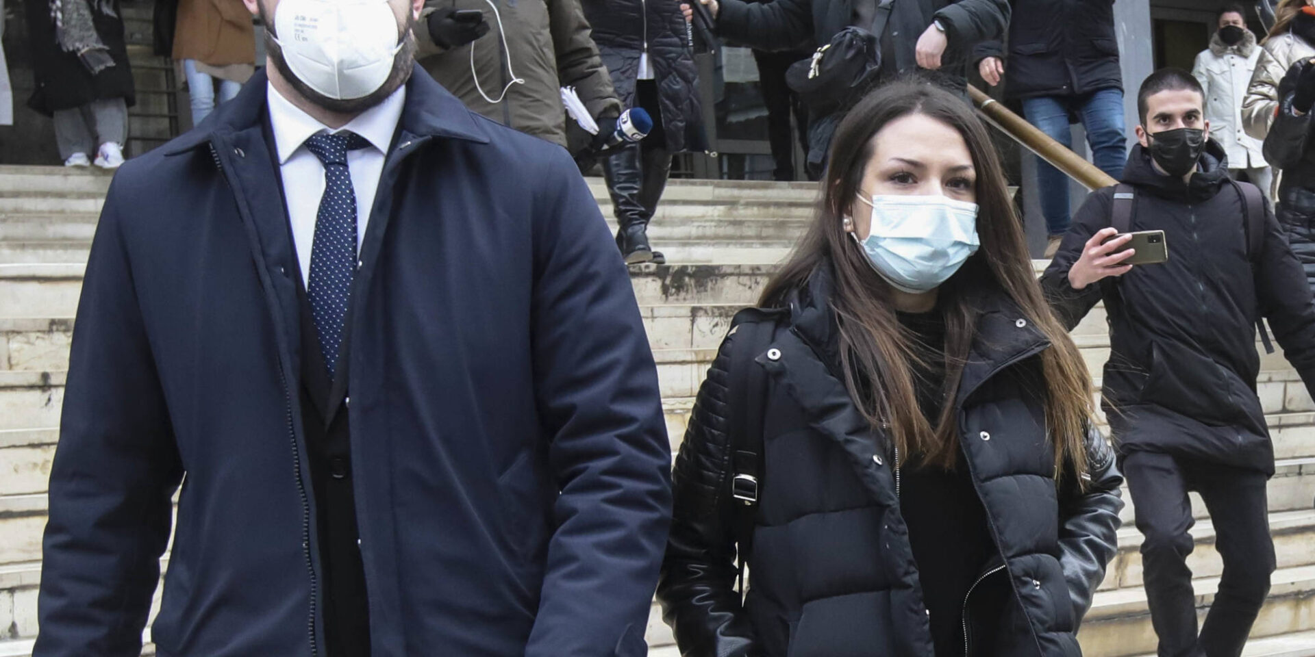 Η 24χρονη Γεωργία Μπίκα με τους δικηγόρους της