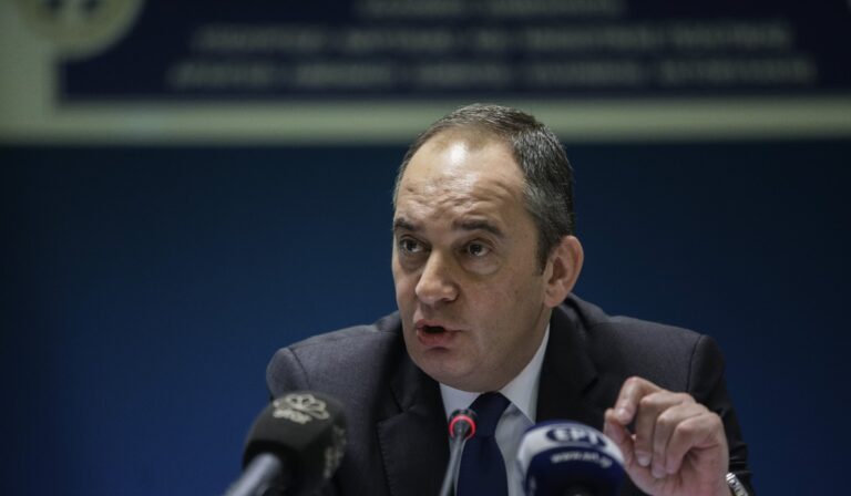 Πλακιωτάκης: «Υπάρχουν ακόμα μικρές εστίες φωτιάς στο πλοίο – Ειδική ομάδα για τον εντοπισμό των 12 αγνοουμένων»