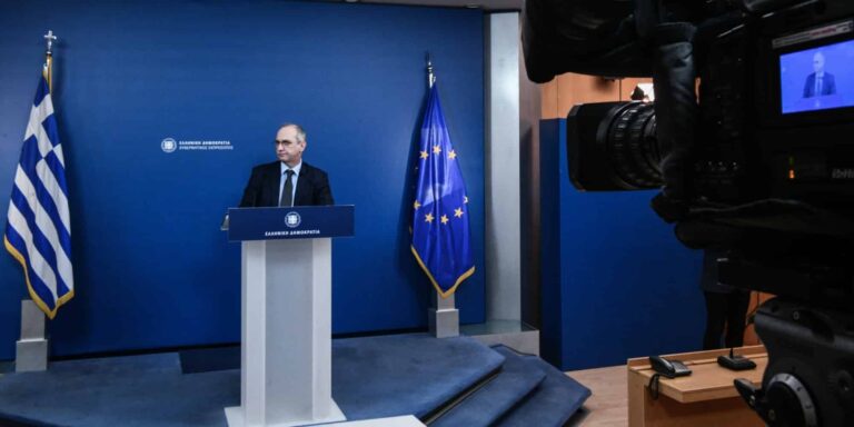 Οικονόμου: «Είμαστε σε επαφή με τους Έλληνες πολίτες στην Ουκρανία»