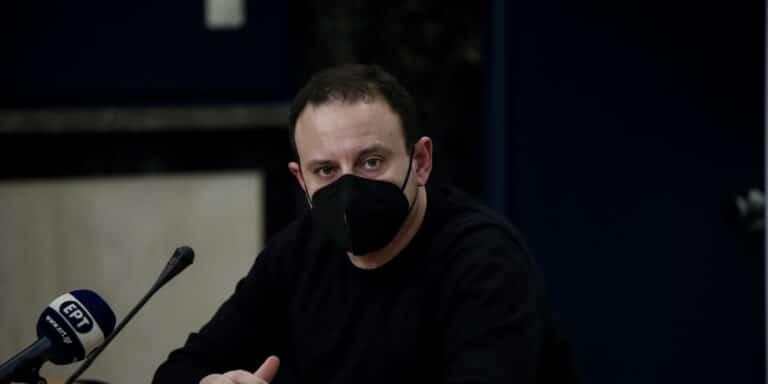 Μαγιορκίνης: «Καμία παραλλαγή του ιού δεν είναι τελείως αθώα, ιδιαίτερα τους άνω των 70 ετών»