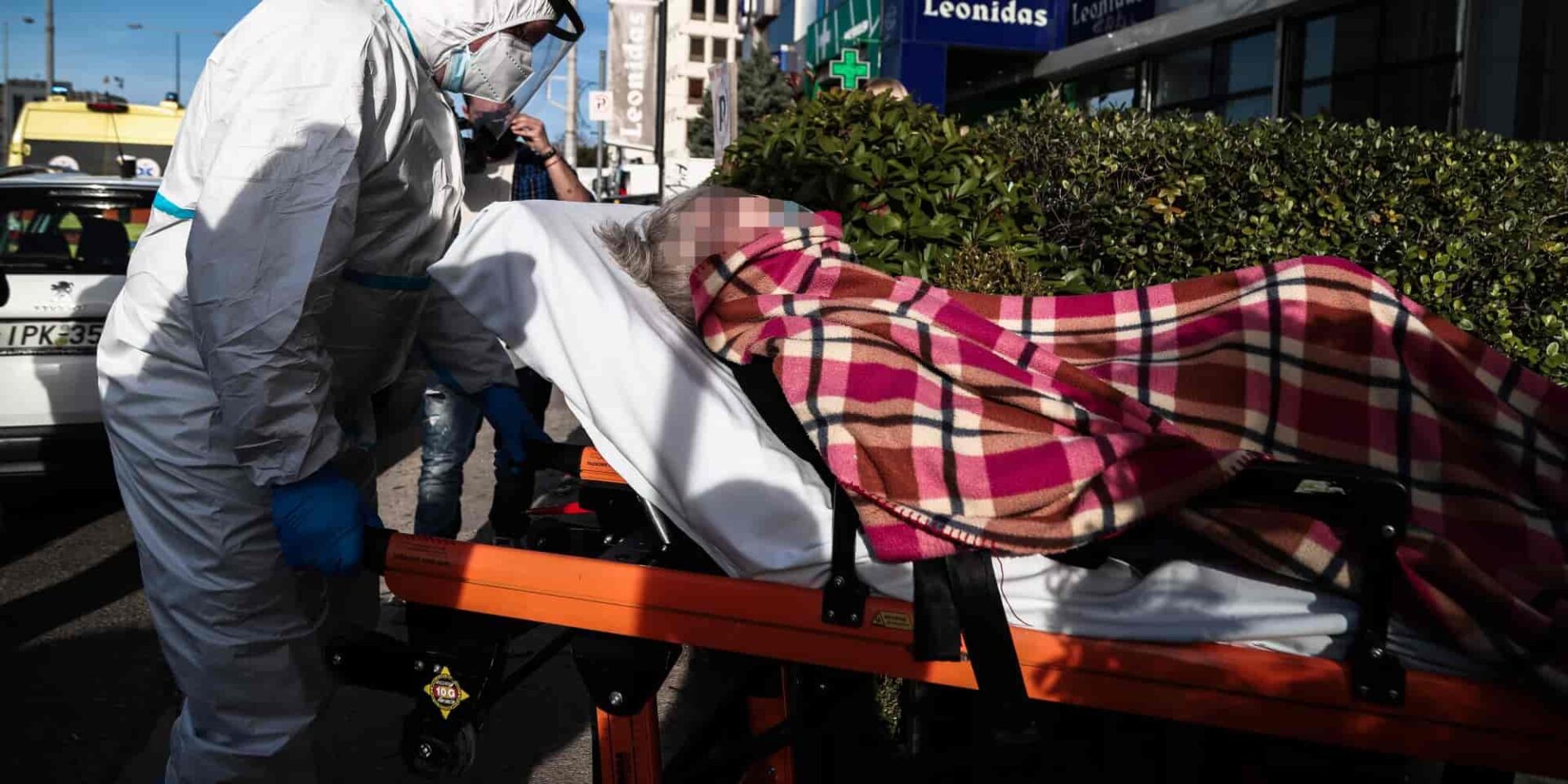 Ηλικιωμένοι μεταφέρονται σε νοσοκομείο με κορονοϊό