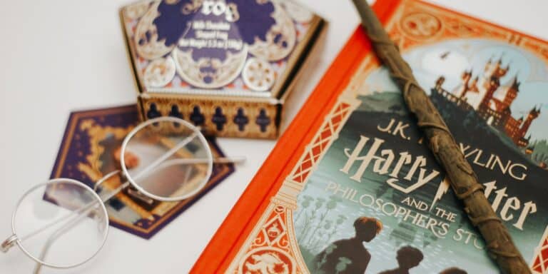 ΗΠΑ: Πάστορας και πιστοί άναψαν φωτιά και έκαψαν βιβλία του Χάρι Πότερ και του Twilight (βίντεο)