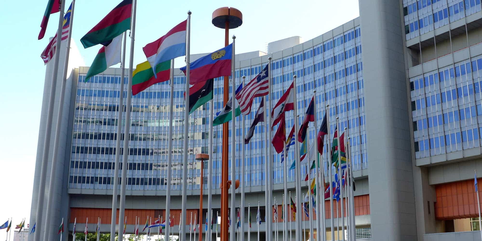 Οι σημαίες έξω από το κτίριο των Ηνωμένων Εθνών